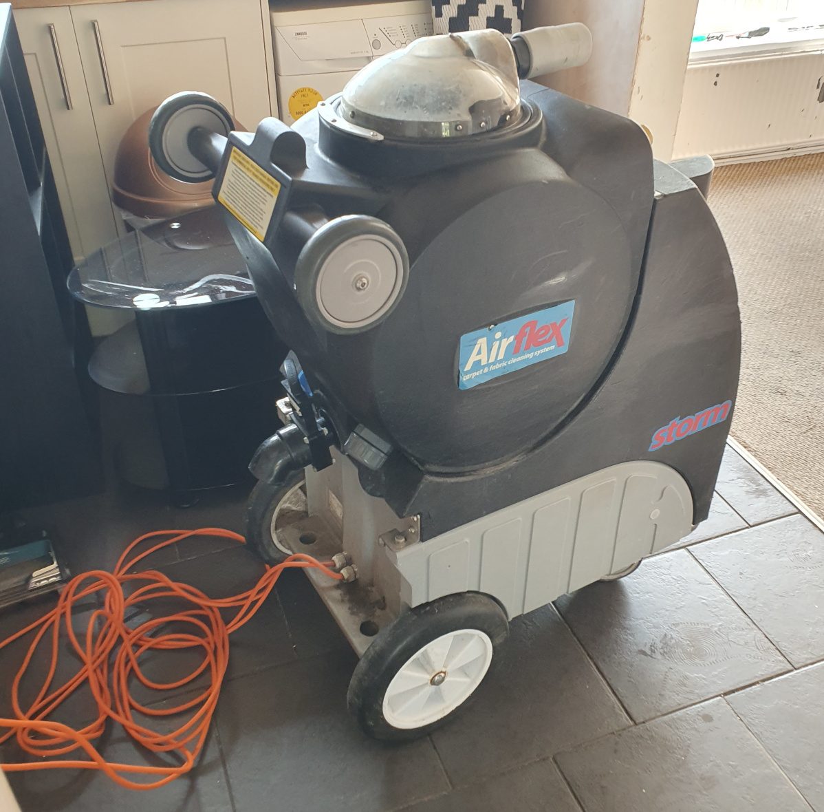 Airflex Storm carpet extractor in use